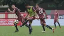 Maman Abdurahman menghalau bola dari kejaran Rezaldi saat sesi latihan tim jelang laga Gojek Liga 1 bersama Bukalapak di Stadion PTIK, Jakarta, Senin (25/6/2018). Persija akan melawan Persebaya pada 26 Juni 2018. (Bola.com/Nick Hanoatubun)