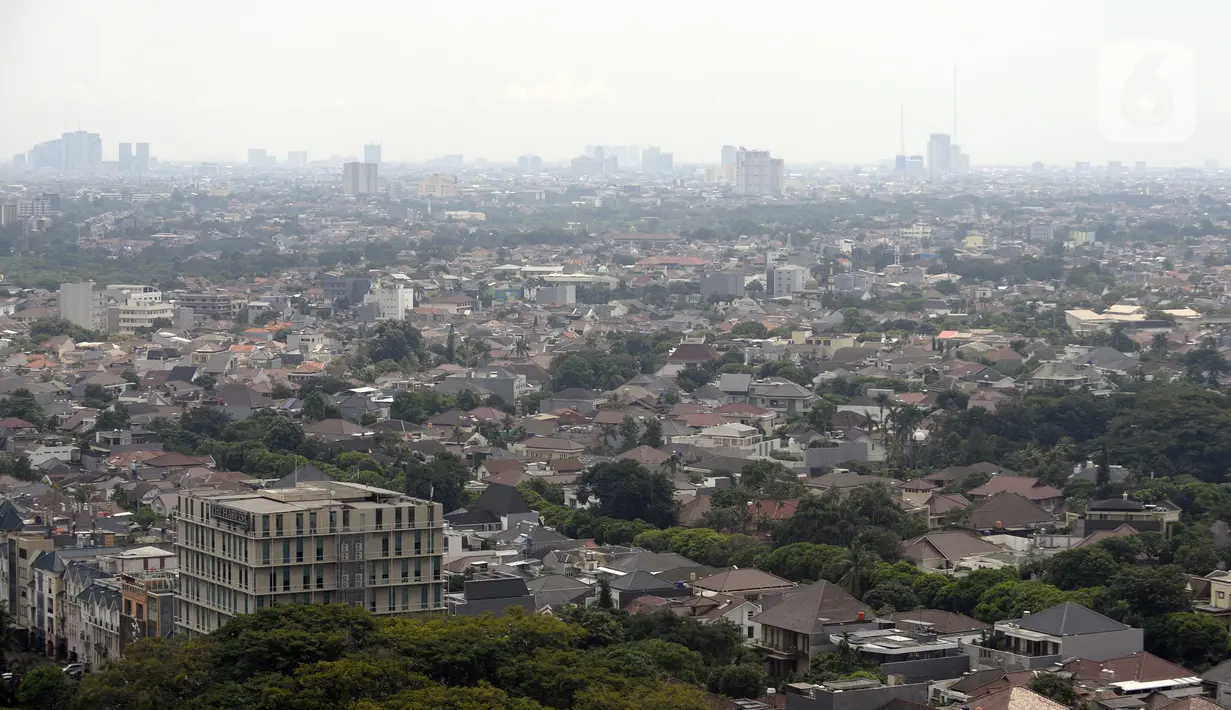 Langit mendung menyelimuti gedung bertingkat dan pemukiman warga di Jakarta Selatan, Jumat (17/4/2020). Memasuki minggu pertama Pembatasan Sosial Berskala Besar (PSBB) DKI Jakarta, kualitas udara mulai membaik karena mobilitas kendaraan bermotor menurun hampir 70 persen. (merdeka.com/Dwi Narwoko)