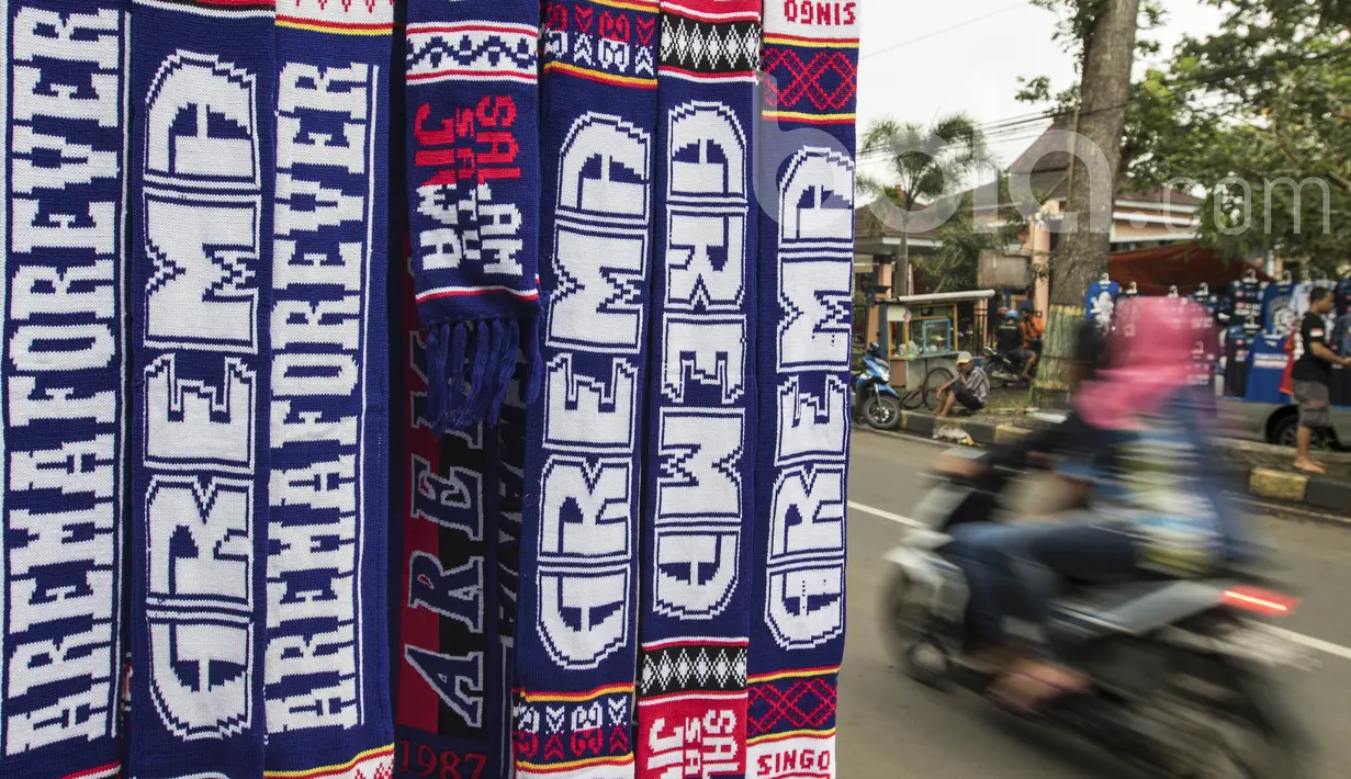 Sejumlah syal Arema FC dipajang oleh pedagang kaki lima jelang laga semifinal Piala Presiden 2017 antara Arema FC melawan Semen Padang di sekitar Stadion Kanjuruhan, Malang, Jawa Timur, Minggu (5/3/2017). (Bola.com/Vitalis Yogi Trisna)