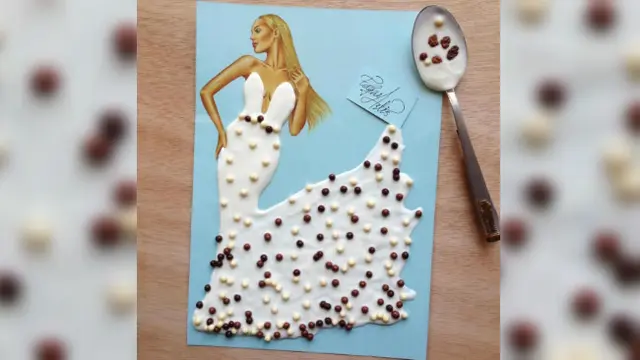 Seorang perancang busana memberi sentuhan kreatif dengan menambahkan makanan-makanan tertentu pada sketsa baju yang dibuatnya.