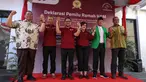 Ketua Komisi Pemilihan Umum (KPU) Hasyim Asyari (kanan) bersama Ketua Badan Pengawas Pemilu (Bawaslu) Rahmat Bagja (kiri), Ketua Umum PPP Mardiono (kedua kanan) dan Ketua Komnas HAM Atnie Nova Sigiro (ketiga kanan) serta pimpinan lain berfoto bersama usai melakukan penandatanganan Deklarasi Pemilu Ramah HAM di Kantor Komnas HAM, Jakarta, Minggu (11/6/2023). (Liputan6.com/Faizal Fanani)
