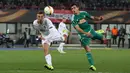 Striker Rapid, Matej Jelic (kanan), dan bek Plzen, Lukas Hejda, mencoba mengejar bola yang mengarah ke gawang Plzen. Jumat (23/10/2015) dini hari WIB. (Bola.com/Reza Khomaini)