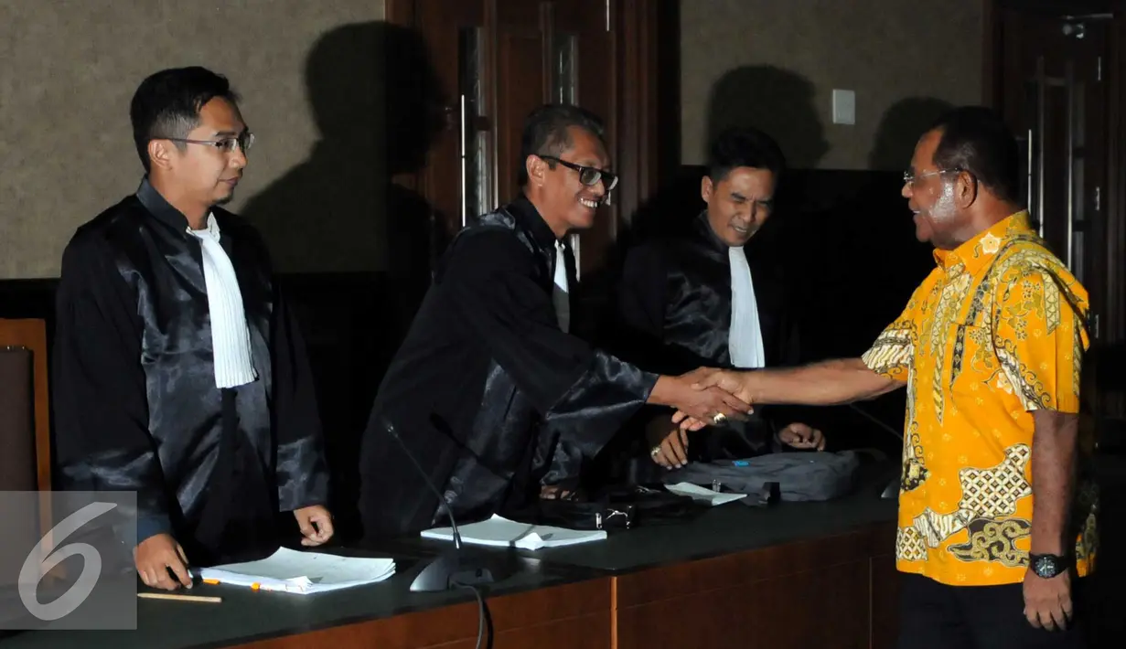 Barnabas Suebu bersalaman dengan kuasa hukumnya usia jalani sidang vonis di Pengadilan Tipikor Jakarta, Kamis (19/11/2015). Mantan Gubernur Papua itu di Vonis 4 tahun 6 bulan penjara dengan denda Rp300 juta oleh Hakim Tipikor. (Liputan6.com/Helmi Afandi)
