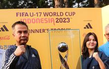FOTO: Antusiasme Warga Bandung Saksikan Trofi Piala Dunia U-17 2023