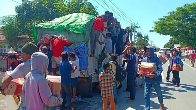 Warga mengambuil paksa bantuan (Istimewa)