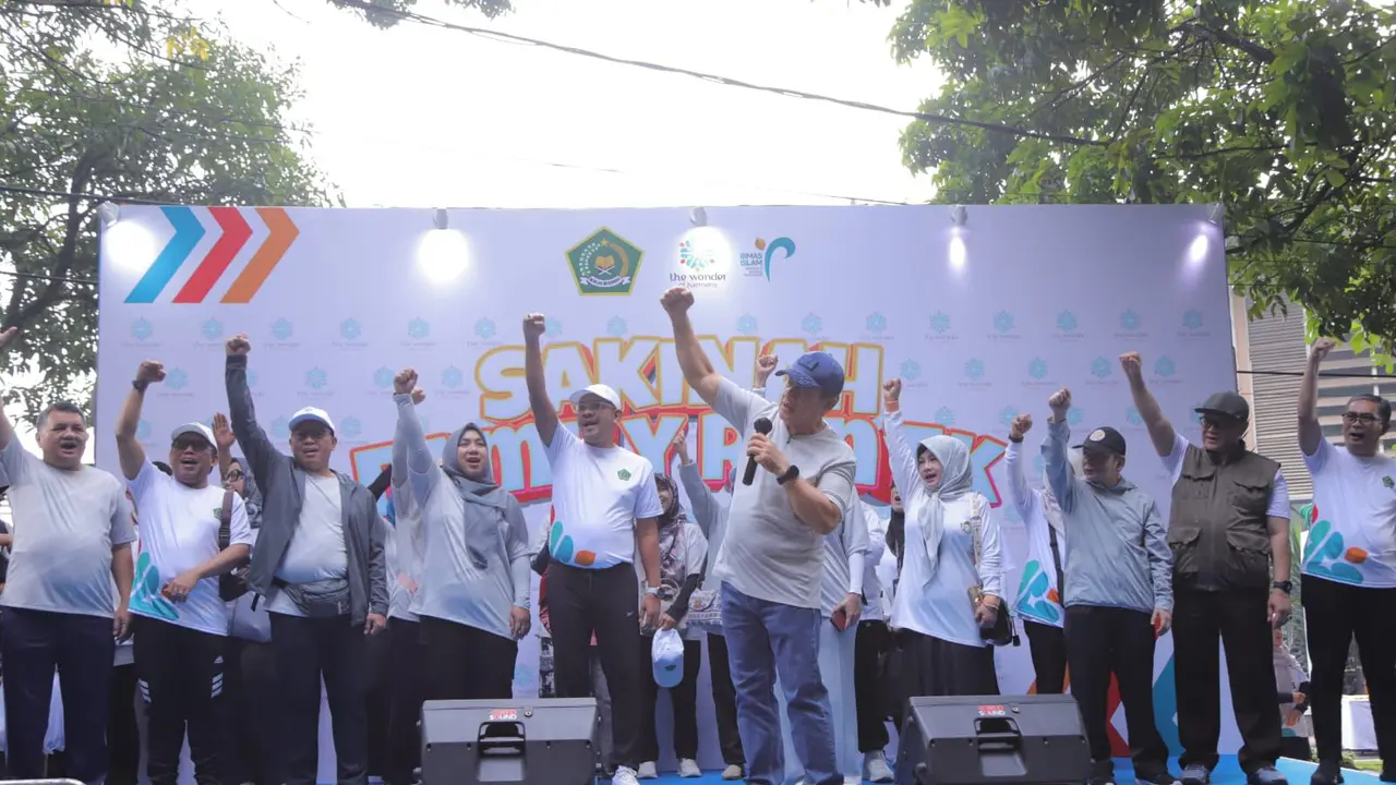 Wakil Menteri Agama Romo Muhammad Syafi’i membuka kegiatan Sakinah Family Run 5K di Pintu Barat GOR Saparua, Bandung. (Istimewa)