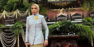 Pada pelantikan Prabowo Subianto dan Gibran Rakabuming Raka sebagai Presiden dan Wakil Presiden RI, sosok Melly Goeslaw kembali mencuri perhatian. [@melly_goeslaw].
