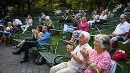 Beberapa kursi ditandai dengan pita untuk jaga jarak selama konser luar ruangan yang diadakan di Palm Garden di Frankfurt, Jerman, pada 1 Agustus 2020. Serangkaian konser diadakan di Frankfurt hingga 30 Agustus dengan langkah-langkah pengendalian dan pencegahan COVID-19 yang ketat. (Xinhua/Lu Yang)