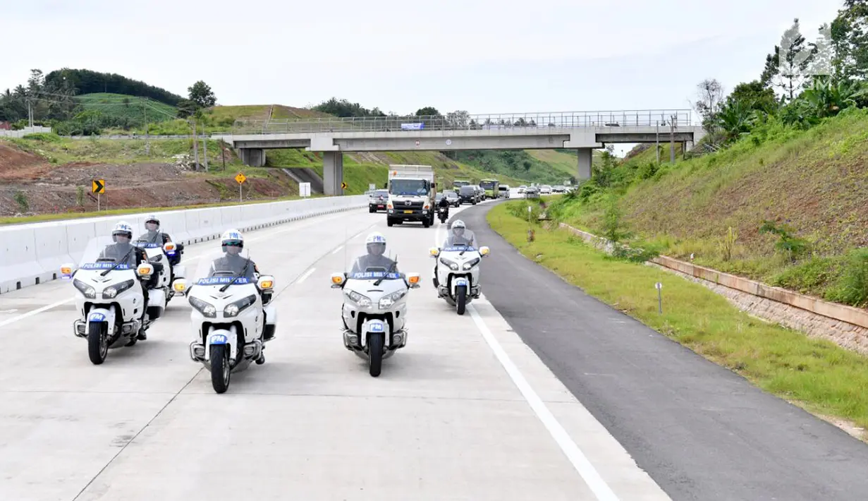 Polisi Militer mengawal truk yang membawa Presiden Jokowi saat menjajal Jalan Tol Bakauheni di Kabupaten Lampung Selatan, Lampung, Minggu (21/1). Pengerjaan proyek relatif lancar meski sempat terkendala pembebasan lahan. (Liputan6.com/Pool/Biro Setpres)