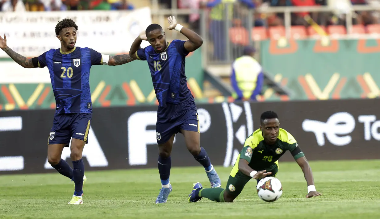 Bek Senegal, Bouna Sarr berebut bola dengan pemain Cape Verde, Ryan Mendes dan Dylan Tavares pada pertandingan 16 besar Piala Afrika 2021 di Kouekong Stadium, Selasa (25/1/2022). Senegal melaju ke perempatfinal setelah susah payah menang 2-0 atas 9 pemain Cape Verde. (AP Photo/Sunday Alamba)
