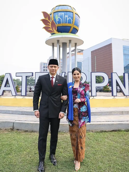 Sebagai istri seorang Menteri ATR/BPN sekaligus pembina Ikawati, Annisa Pohan setia mendampingi Agus Harimurti Yudhoyono atau AHY bertugas. [@agusyudhoyono].