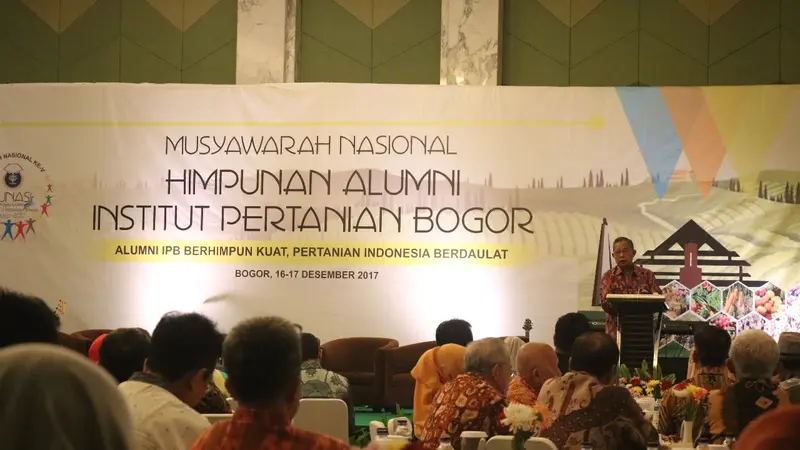 Menteri Koordinator Perekonomian Darmin Nasution membuka munas Himpunan Alumni IPB di IPB International Convention Center, Bogor, Sabtu (16/12/2017). (Liputan6.com/Achmad Sudarno)