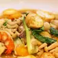 Persiapkan sebuah menu yang lengkap akan kandungan protein dan sayur mayur untuk hidangan sahur, seperti sapo tahu seafood. (Foto: Kokiku Tv)