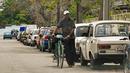 Di Havana, antrean panjangnya mencapai beberapa blok, dan penduduk bercanda bahwa bensin telah melarikan diri dari pulau itu dengan pembebasan bersyarat. (Photo by ADALBERTO ROQUE / AFP)