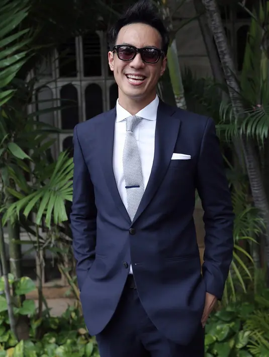 Mantan VJ MTV itu juga didapuk menjadi pendamping dari mempelai pria. Usai menjalani pemberkatan, Daniel mengenang saat pertama kali mengenalkan keduanya. (Galih W. Satria/Bintang.com)