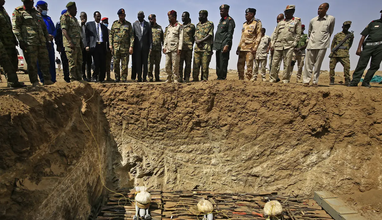 Tentara pemerintah Sudan bersiap menghancurkan senjata-senjata api milik warga sipil saat akan dihancurkan di Hajar Al Asal di Negara Bagian Sungai Nil, Sudan (29/9/2020). (AFP/Ashraf Shazly)