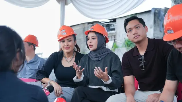 Gaya Modis Aurel Hermansyah saat Peletakan Batu Pertama Lapangan Padel Miliknya (Foto: Instagram @aurelie.hermansyah)