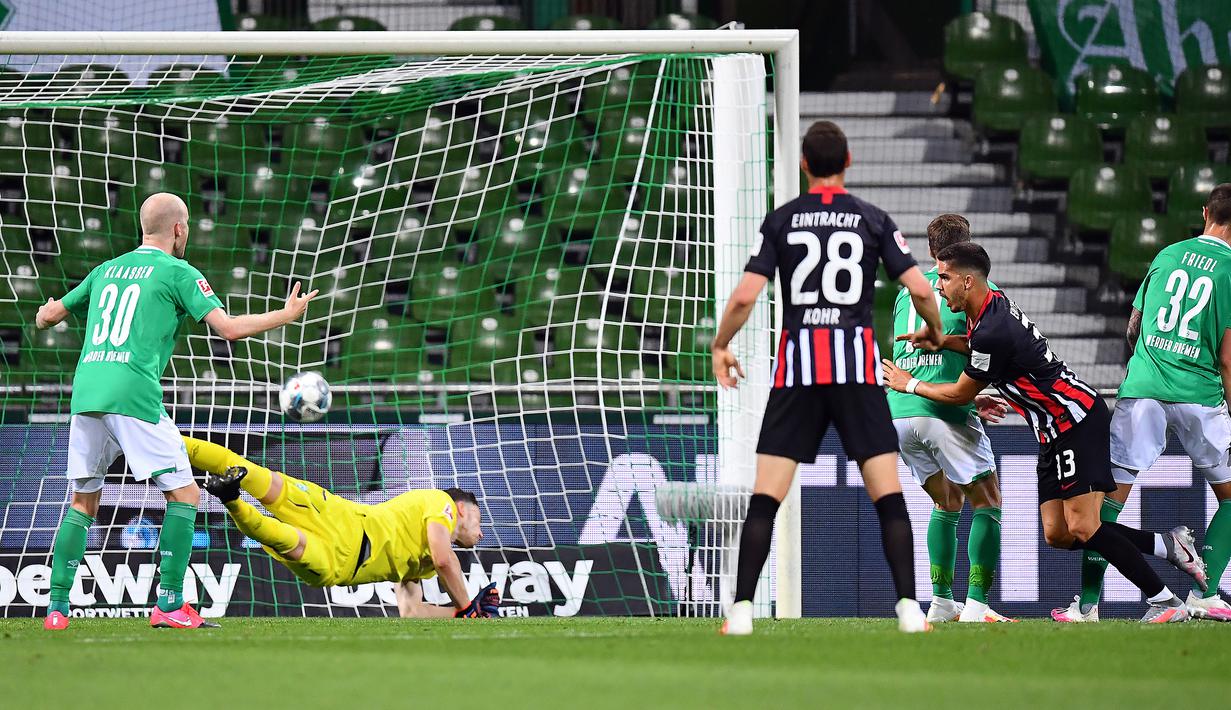 Striker Eintracht Frankfurt, Andre Silva, mencetak gol ke gawang Werder Bremen pada laga lanjutan Bundesliga di Weser Stadion, Kamis (4/6/2020) dini hari WIB. Frankfurt menang 3-0 atas Bremen. (AFP/Stuart Franklin/pool)
