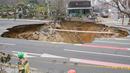 Saat ini, sinkhole tersebut memiliki diameter sekitar 18 meter dengan kedalaman hingga 20 meter. (Anthony WALLACE/AFP)