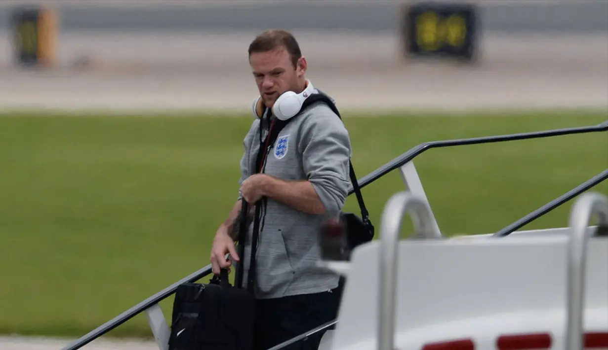 Wayne Rooney seperti kehilangan semangat saat kembali dari Brazil di bandara Manchester, Inggris (25/06/2014) Inggris harus angkat koper terlebih dahulu, usai kalah di babak penyisihan grup(REUTERS/Nigel Roddis) 