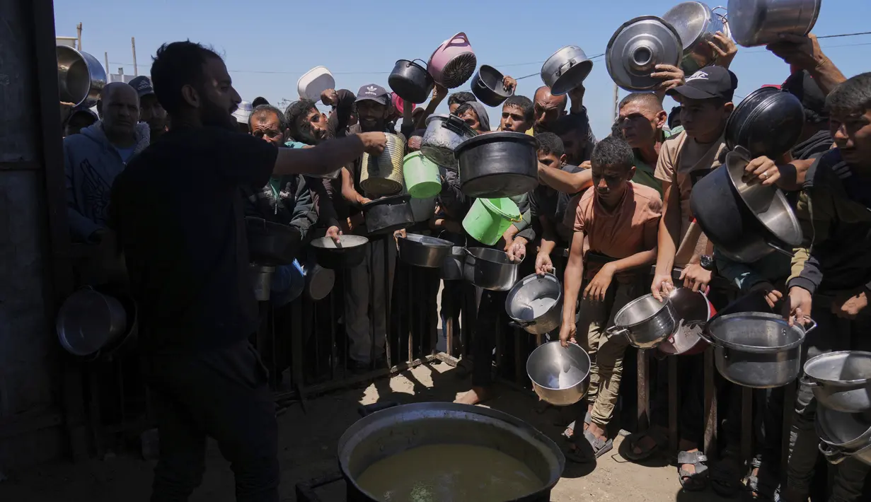Terhambatnya operasi dan distribusi bantuan kemanusiaan meningkatkan risiko kelaparan massal di seluruh wilayah Gaza. (AP Photo/Abdel Kareem Hana)