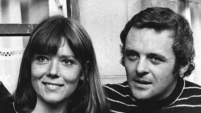 Diana Rigg dan aktor Anthony Hopkins dalam pembukaan Macbeth tahun 1972.  (AP Photo/Bob Dear, File)