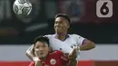 Pemain Persija, Syahrian Abimanyu (kiri) berebut bola dengan Muhammad Toha (Persita) pada lanjutan laga BRI Liga 1 Indonesia 2022-2023 di Stadion Patriot Chandrabhaga, Bekasi, Rabu (24/8/2022). Laga berlangsung sengit dan dimenangkan Persija dengan skor 1-0. (Liputan6.com/Helmi Fithriansyah)