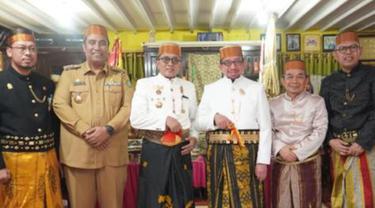 Ketua Majelis Syura PKS Dr Salim Segaf Aljufri mendapatkan gelar I Waliuddin Karaeng Manaba dari Kekaraengan (Kerajaaan) Marusu di Istana Balla' Lampoa Maros, Sulawesi Selatan.