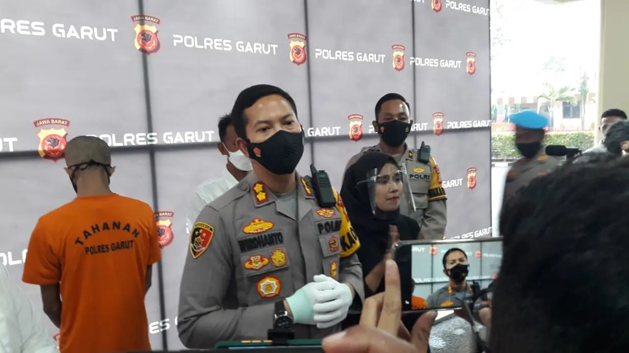 Kapolres Garut AKBP Wirdhanto Hadicaksono, memberikan penjelasakan kepada media dalam rilis kasus video syur 'Suka Sama Suka' di Mapolres Garut, Senin (22/11/2021).