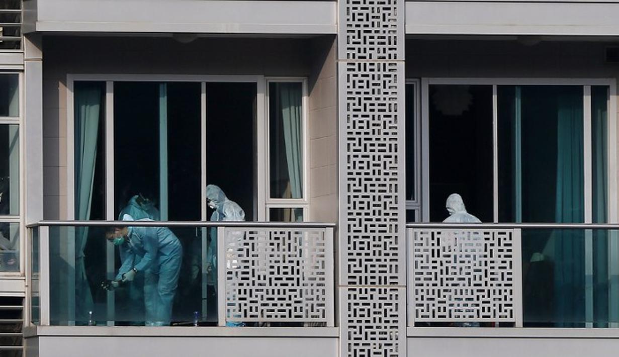 Petugas memeriksa apartemen tempat kedua jenazah perempuan ditemukan di wilayah Wanchai di Hong Kong, Sabtu (1/11/2014). (AFP PHOTO/South China Morning Post CHINA OUT)
