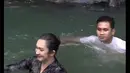 "Healing sambil kecehhhh guysss," tulisnya sebagai keterangan video yang memperlihatkan keseruan mandi di sungai bersama anak-anak dan timnya. [Instagram/nafaurbach]