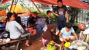 Sejumlah warga korban banjir mengungsi di bawah kolong Jembatan Pesing, Grogol, Jakarta, Rabu (11/2/2015). Para korban banjir tampak sedang memasak. (Liputan6.com/Faisal R Syam)