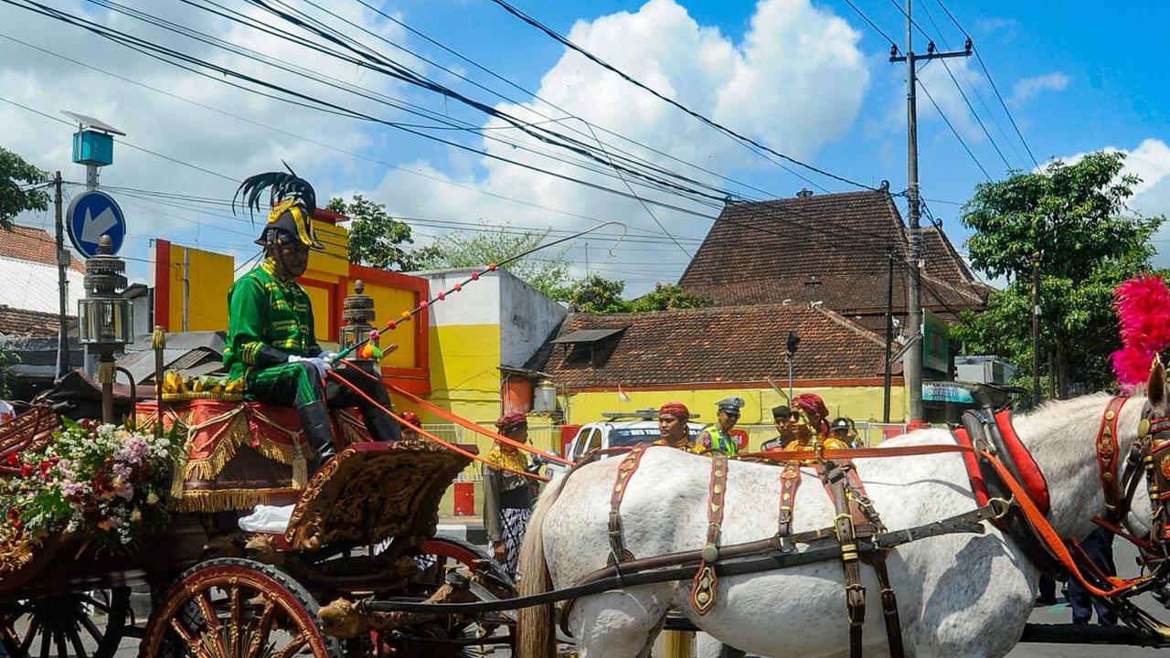 Setelah serangkaian acara berebut tumpeng raksasa yang dihadirkan di Pendopo Kabupaten Trenggalek. <br><br>Kegiatan lainnya seperti Kirab Pusaka di Kota Trenggalek, Jawa Timur berlangsung dengan penuh semarak dan antusiasme warga pada Kamis (31/08/2023).<