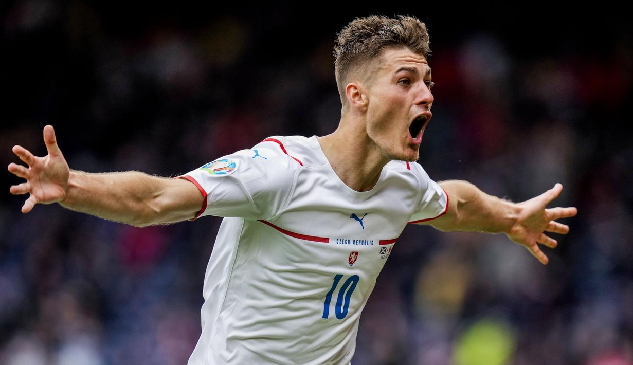 Dua gol Republik Ceska diborong oleh Patrik Schick pada menit ke-42 dan 52. Gol Striker Bayer Leverkusen itu terasa sangat istimewa lantaran dicetak dari jarak 45,44 meter. (AP/Petr David Josek, Pool)