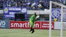 Kiper Persib, M Natshir, menghalau bola saat pertandingan melawan Sriwijaya FC pada laga Piala Presiden di Stadion GBLA, Bandung, Selasa (16/1/2018). Persib menang 1-0 atas Sriwijaya FC. (Bola.com/M Iqbal Ichsan)