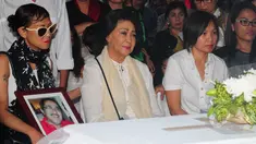 Rima Melati tak kuasa menahan tangis saat menghadiri pemakaman jenazah Frans Tumbuan di TPU Tanah Kusir, Kebayoran Lama, Jakarta, Rabu (25/3/2015). (Liputan6.com/Yoppy Renato)