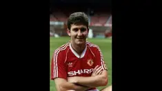 Norman Whiteside striker asal Irlandia Utara yang bermain bagi Manchester United pada tahun 1982-1989.
