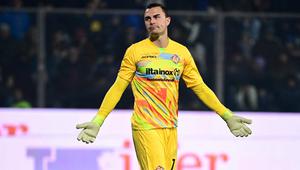 Kiper timnas Indonesia, Emil Audero, mengalami nasib yang cukup sial saat menjalani pertandingan membela Cremonese melawan Inter Milan. Kiper Timnas Indonesia itu terkena petasan yang dilemparkan dari tribun suporter I Nerazzurri. (AFP/Piero Cruciatti)