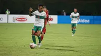 Bek Timnas Indonesi, Rizky Dwi Febrianto, berusaha mengontrol bola dalam laga kontra Vietnam di Grup B Piala AFF 2020 yang digelar di Bishan Stadium, Singapura, Rabu (15/12/2021). (Dok. PSSI)