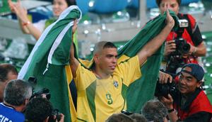Ronaldo Nazario De Lima. Eks striker Brasil yang kini berusia 45 tahun dan kini menjabat sebagai presiden klub Real Valladolid ini menjadi bintang dalam putaran final Piala Dunia 2002 yang berlangsung di Jepang dan Korea Selatan. Dua golnya di laga final membawa Brasil meraih trofi Piala Dunia 2002 usai mengalahkan Jerman 2-0. Total ia mengemas 8 gol dan membawanya merebut Sepatu Emas sebagai pencetak gol terbanyak sepanjang turnamen. (AFP/Roberto Schmidt)