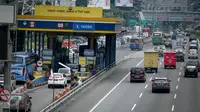 Sejumlah kendaraan melintasi tol Semanggi 2, Jakarta, Selasa (14/3). Badan Pengatur Jalan Tol (BPJT) Kementerian PUPR menargetkan seluruh gerbang tol di Indonesia akan menerapkan transaksi pembayaran nontunai. (Liputan6.com/Faizal Fanani)