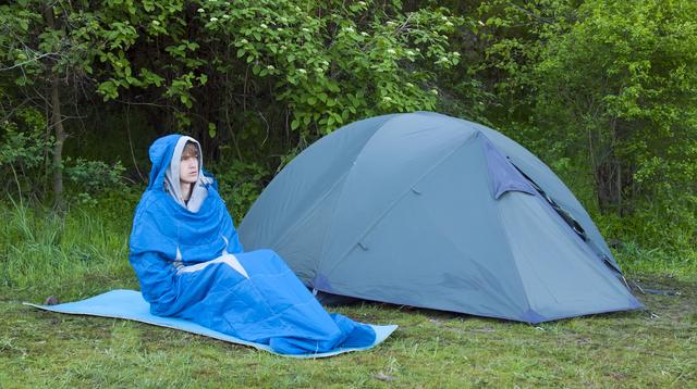 Ilustrasi jaket gunung untuk mendukung aktivitas pendakian. ©lzf/Depositphotos.com.