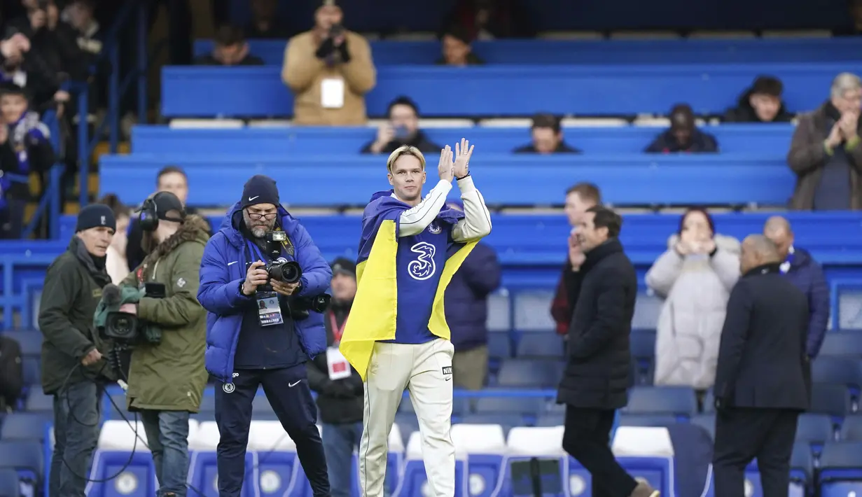 Mykhailo Mudryk bertepuk tangan menyapa pendukung Chelsea pada paruh waktu pertandingan Liga Inggris Chelsea dan Crystal Palace di Stamford Bridge di London, Minggu 15 Januari 2023. The Blues mengikat winger berusia 22 tahun itu dengan kontrak berdurasi 8,5 tahun. (Mike Egerton/PA via AP)
