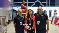 Masniari Wolf usai meraih medali emas 50 meter gaya punggung putri SEA Games 2023 Kamboja. (Dokumentasi PRSI)