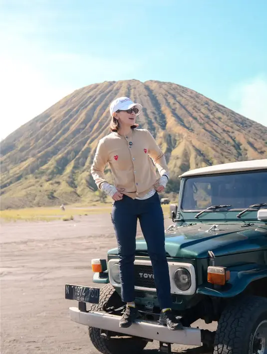 Aksesori juga menjadi kunci gaya Luna selama trekking. Sunglasses hitam memberi sentuhan cool, sementara topi baseball membuat tampilannya terasa kasual modern ala sporty traveler.  [@lunamaya].