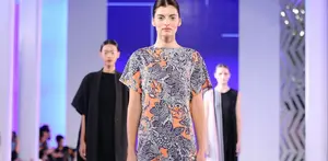 Sebagai bentuk apresiasi terhadap busana asli Indonesia, dua label ikonik WASTU by Aauguste Soesatro dan Purity by POPULO Batik meramaikan panggung Fashion Nation