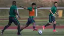 Gelandang Timnas Indonesia U-22, Hanif Sjahbandi, menggiring bola  saat latihan di Stadion UKM, Selangor, Senin (14/8/2017). Ini merupakan latihan terakhir jelang laga SEA Games melawan Thailand. (Bola.com/Vitalis Yogi Trisna)