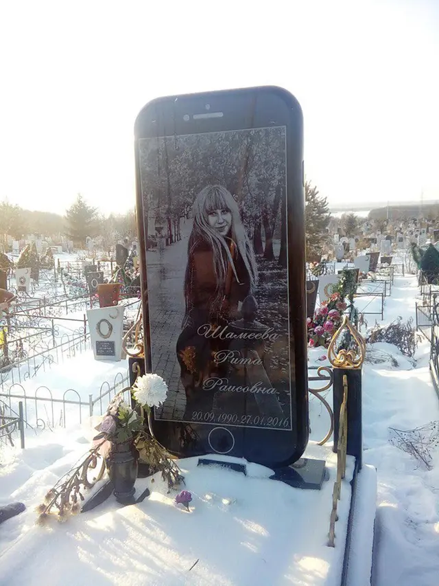 Unik, Batu Nisan Wanita Asal Rusia Diukir Ponsel iPhone