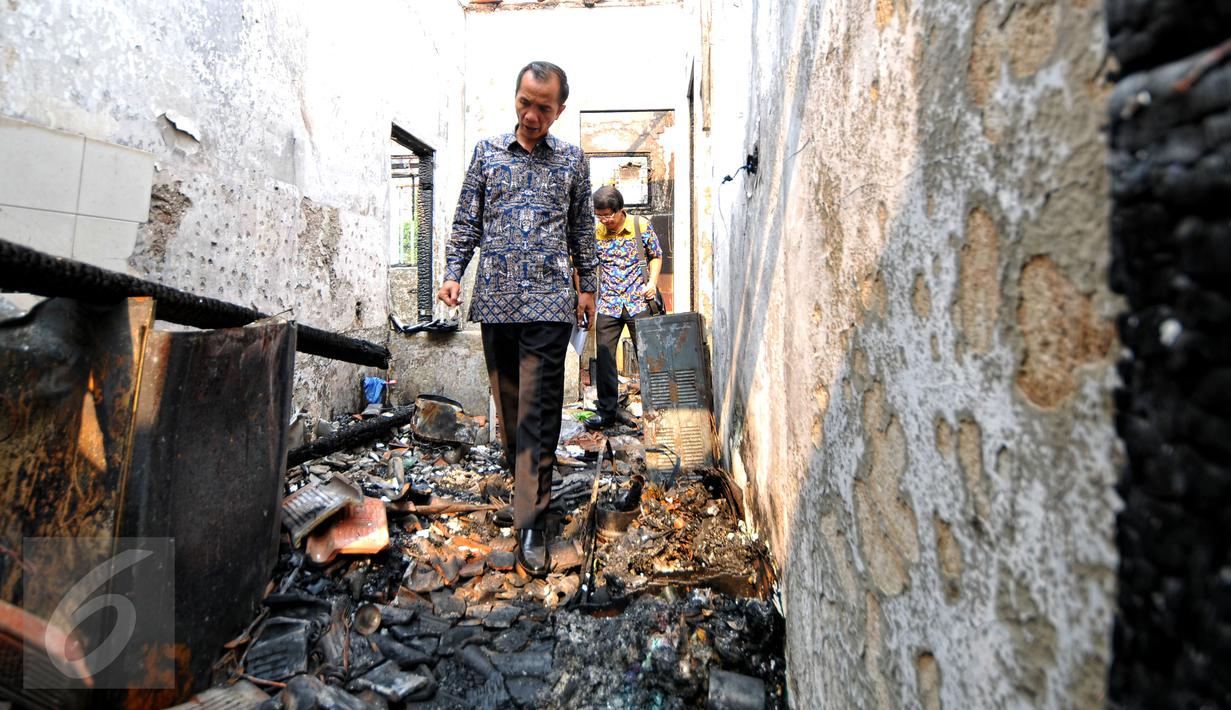Ketua Komisi Nasional Hak Asasi Manusia Nur Kholis meninjau kantor Komnas Perlindungan Anak yang mengalami kebakaran, Jakarta, Senin (29/6/2015). Kedatangan Nur Kholis untuk melakukan investigasi terkait kebakaran tersebut. (Liputan6.com/Yoppy Renato)