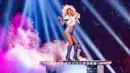 Lady Gaga tampil enerjik dan provokatif dalam half time show pada Super Bowl 51 antara New England Patriots vs Atalanta Falcons pada Senin (6/2/2017) waktu Indonesia. (AFP / Christopher Polk)